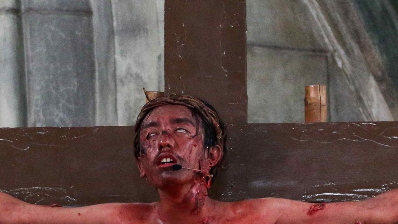 Prosesi Jalan Salib ini melibatkan kurang lebih 60 orang muda-mudi Gereja Katedral.&nbsp;Liputan6.com/Herman Zakharia