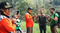 Dua warga negara Australia, Ricky dan Jack, setelah turun dari puncak Gunung Agung di Desa Sebudi, Kecamatan Selat, Kabupaten Karangasem, Bali. (Foto: Istimewa/Radar Bali/Jawa Pos Group)