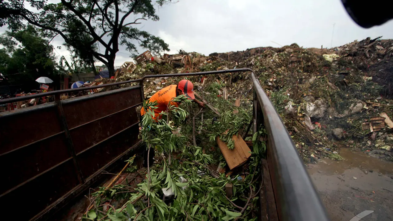  Sampah Menggunung di Pasar Kramat Jati