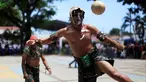 Seorang pemain berusaha menendang bola saat mengambil bagian dalam pertandingan Bola Maya saat upacara kebudayaan di Aguilares, El Salvador 8 Juli 2016. (REUTERS/Jose Cabezas)