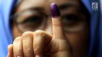 Warga menunjukkan jari bertinta usai menggunakan hak pilih pada Pemilu 2019 di Jakarta, Rabu (17/4). Pemilu 2019 merupakan pertama kalinya Indonesia menggelar pemilu presiden dan pemilu legislatif pada hari yang sama. (Liputan6.com/JohanTallo)