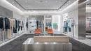 Givency hadirkan sebuah etalase ideal yang estetik dan modern. Area toko seluas 251 meter persegi ini menyuntikkan warisan keanggunan khas rumah mode Paris dengan energi segar dan klasisisme yang diperbarui. [ Foto: dok Givenchy.]