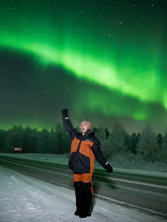 Lyodra menikmati liburan akhir tahunnya di Eropa Utara bersama keluarganya. Dalam foto yang diunggah ia pun tampak menikmati liburan musim dingin dengan bermain salju hingga melihat Aurora. Ia pun tampak mengenakan busana hangat hitam dan orange saat melihat aurora di Finlandia. [@lyodraofficial]