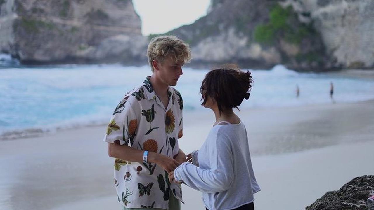 Orangtua Cinta, seperti orangtua pada umumnya, tentu memiliki kekhawatiran tersendiri melihat putrinya menjalin asmara dengan seorang bule.<br><br>