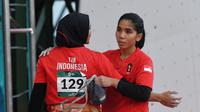 Rajiah Salsabillah (kanan) menjadi salah satu atlet panjat tebing putri Indonesia yang merebut emas Asian Games 2018 pada nomor speed relay ( ANTARA FOTO/INASGOC/Hendra Nurdiyansyah/nym/18)