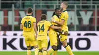 Rafael Leao dari AC Milan, kedua dari kanan, mendapat ucapan selamat setelah mencetak gol pertama timnya dalam pertandingan sepak bola Serie A antara AC Milan dan Fiorentina di Milan, Italia, Minggu, 19 Oktober 2025. (Foto AP/Luca Bruno)