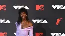 Salah satunya Lil Nas X. Rapper ini sukses mencuri atensi publik karena tampil dalam balutan dress bersiluet androgini dengan memadukan celana dan ekor dress panjang yang menjuntai. Lilac-dress menjadi pilihan sang rapper dengan detail pada bagian bahu yang sangat statement. (dok/TPGimages).