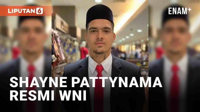 Calon pemain naturalisasi timnas Indonesia, Shayne Pattynama telah disumpah WNI pada Selasa (24/1/2023) sore di Kanwil Kemenkumham DKI Jakarta. Ia bersiap dengan mengenakan jas, dasi serta membeli peci jelang sumpah. Shayne akan menjadi pemain natura...