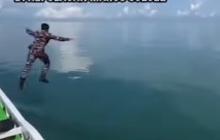Momen Prajurit TNI AL Nyebur Selamatkan Nelayan di Tengah Laut, Lepas Celana PDL buat Jadi Pelampung