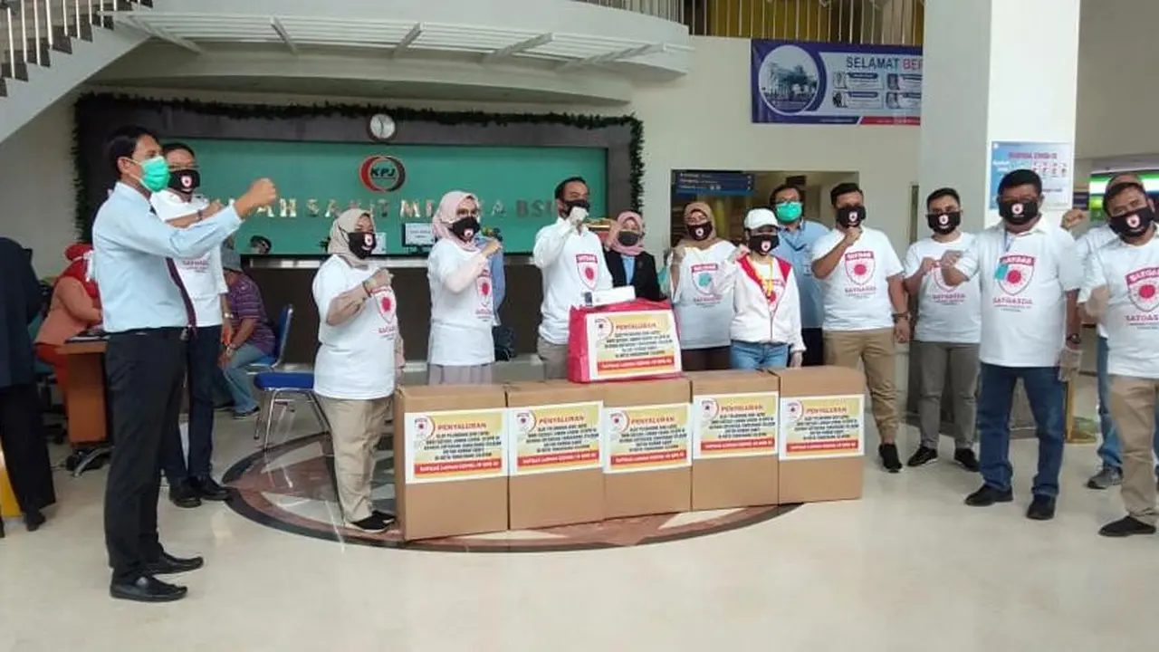 Satgas Lawan Covid-19 DPR menyerahkan bantuan berupa APD ke sejumlah rumah sakit di Tangerang Selatan