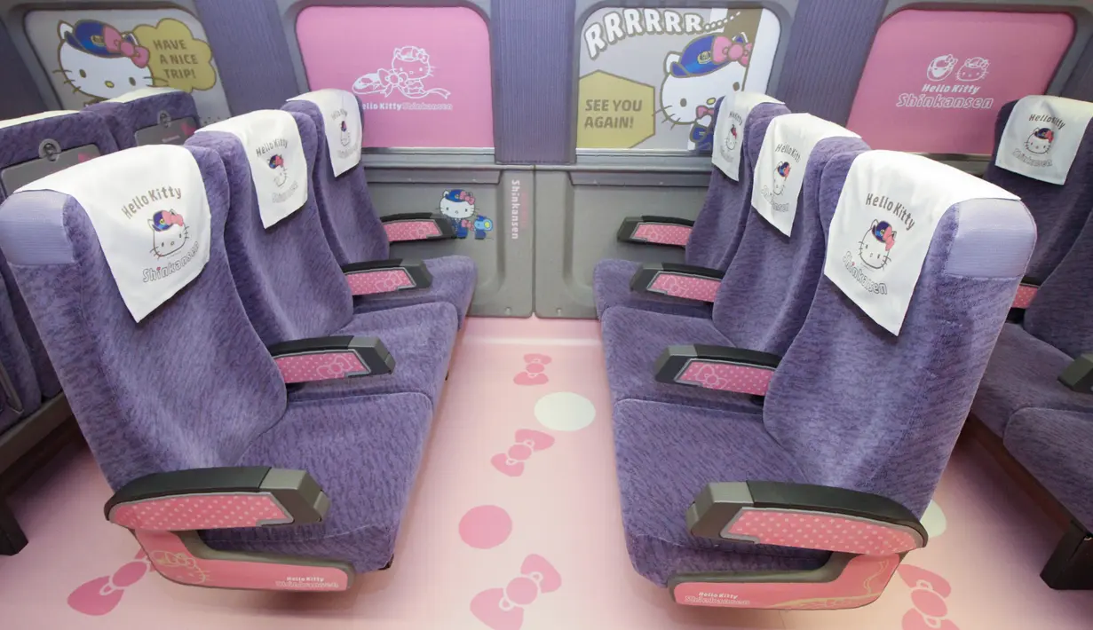 Penampilan interior kereta cepat Shinkansen yang dihiasi dengan tokoh populer Hello Kitty di Prefektur Fukuoka, 25 Juni 2018. Desain unik ini diharapkan mampu mendongkrak sektor pariwisata Jepang. (AFP/West Japan Railway/Handout)