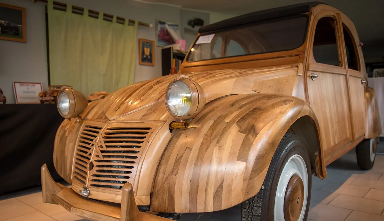 Replika mobil legendaris Citroen 2CV buatan pria asal Prancis, Michael Robillard, di bengkel kerjanya di Loches, 21 Maret 2017. Robillard tengah menunggu perizinan dari otoritas setempat agar mobilnya bisa digunakan di jalan umum. (GUILLAUME SOUVANT/AFP) 
