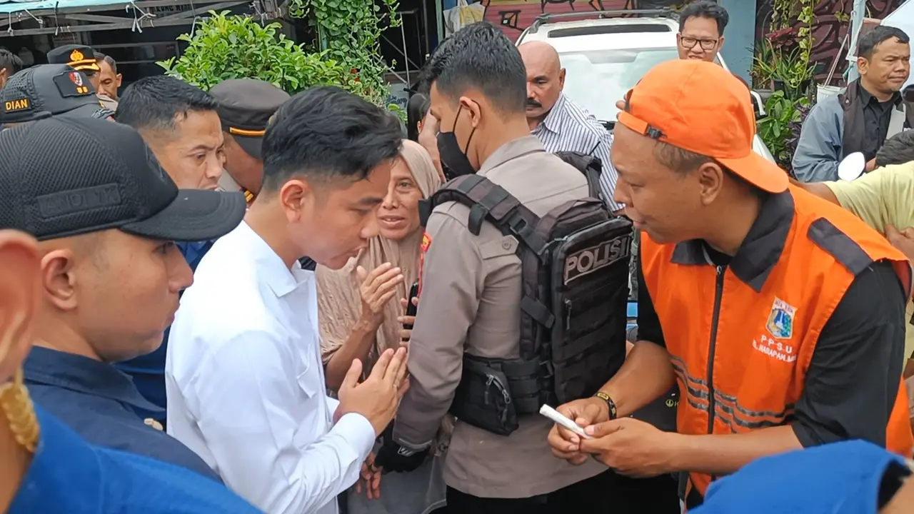 Wakil Presiden Gibran Rakabuming Raka mendatangi lokasi kebakaran di Jalan Kemayoran Gempol, Kebon Kosong, Kemayoran, Jakarta Pusat.