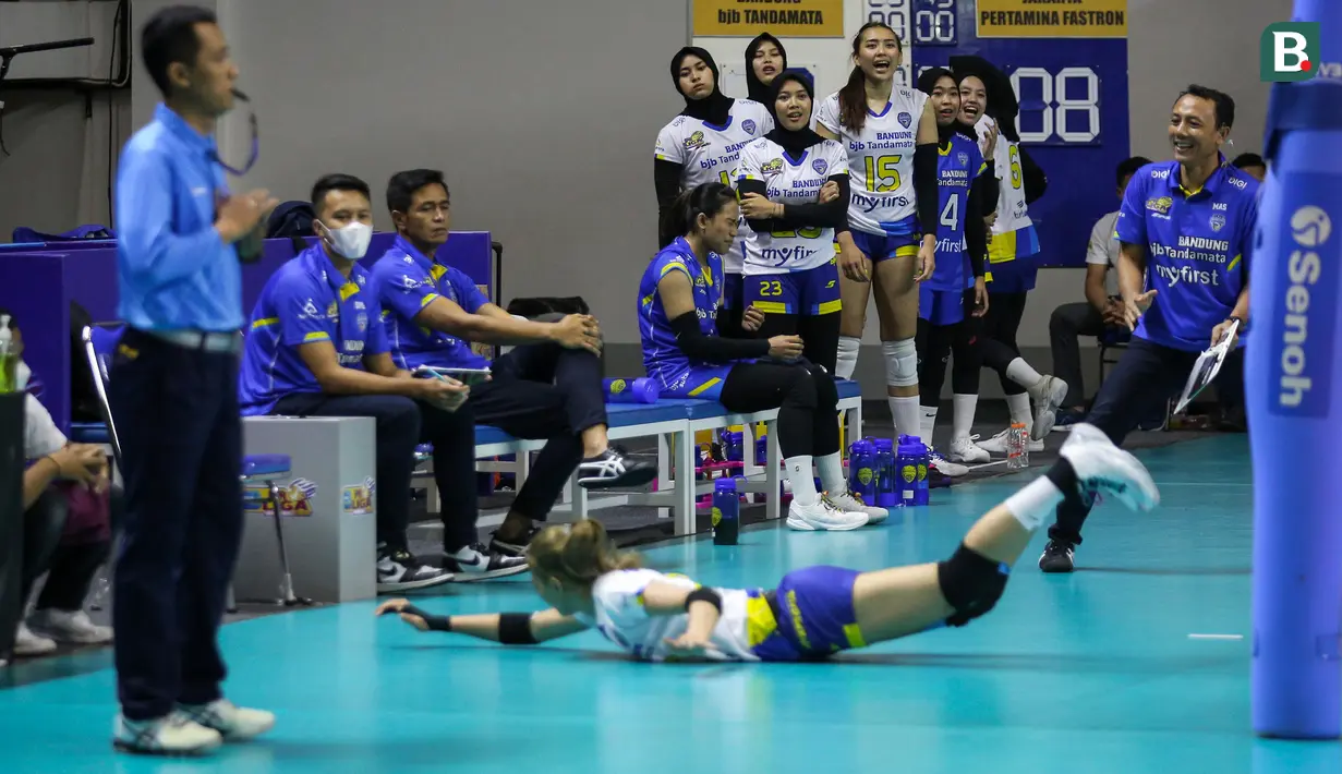 Reaksi pemain pengganti Bandung Bjb Tandamata saat Shella Bernadetha gagal mengembalikan bola dalam laga final four PLN Mobile Proliga 2022 kontra Jakarta Pertamina Fastron di Padepokan Bola Voli Sentul, Minggu (20/03/2022). Bandung Bjb menang 3-0 (25-15, 25-17, 25-17). (Bola.com/Bagaskara Lazuardi)