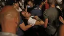 Seorang wanita dievakuasi karena mengalami luka-luka akibat ledakan saat nonton bareng final Liga Champions di Piazza San Carlo, Turin, Sabtu (3/6/2017). Acara nobar dipadati sekitar 20.000 supporter Juventus. (AFP/Marco Bertorello)
