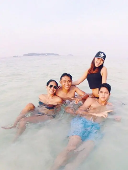 Al Ghazali dan wanita cantik berdarah campuran Indonesia – Perancis ini memang kerap mengunggah foto-foto kebersamaan mereka. Seperti beberapa waktu lalu mereka liburan ke Pulau Seribu. (via instagram/@alyssadaguise)