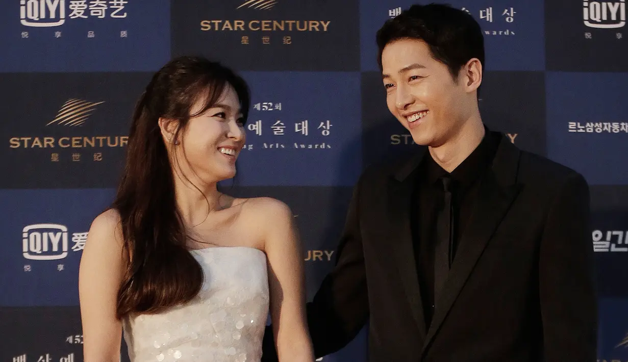 Senyum Song Joong Ki dan Song Hye Kyo saat menghadiri karpet merah The 52nd Baeksang Art Awards di Seoul, 3 Juni 2016. Sebelum kabar pernikahan mereka, Song Song Couple membuat publik penasaran dengan teka-teki hubungan keduanya. (AP/Ahn Young-joon)