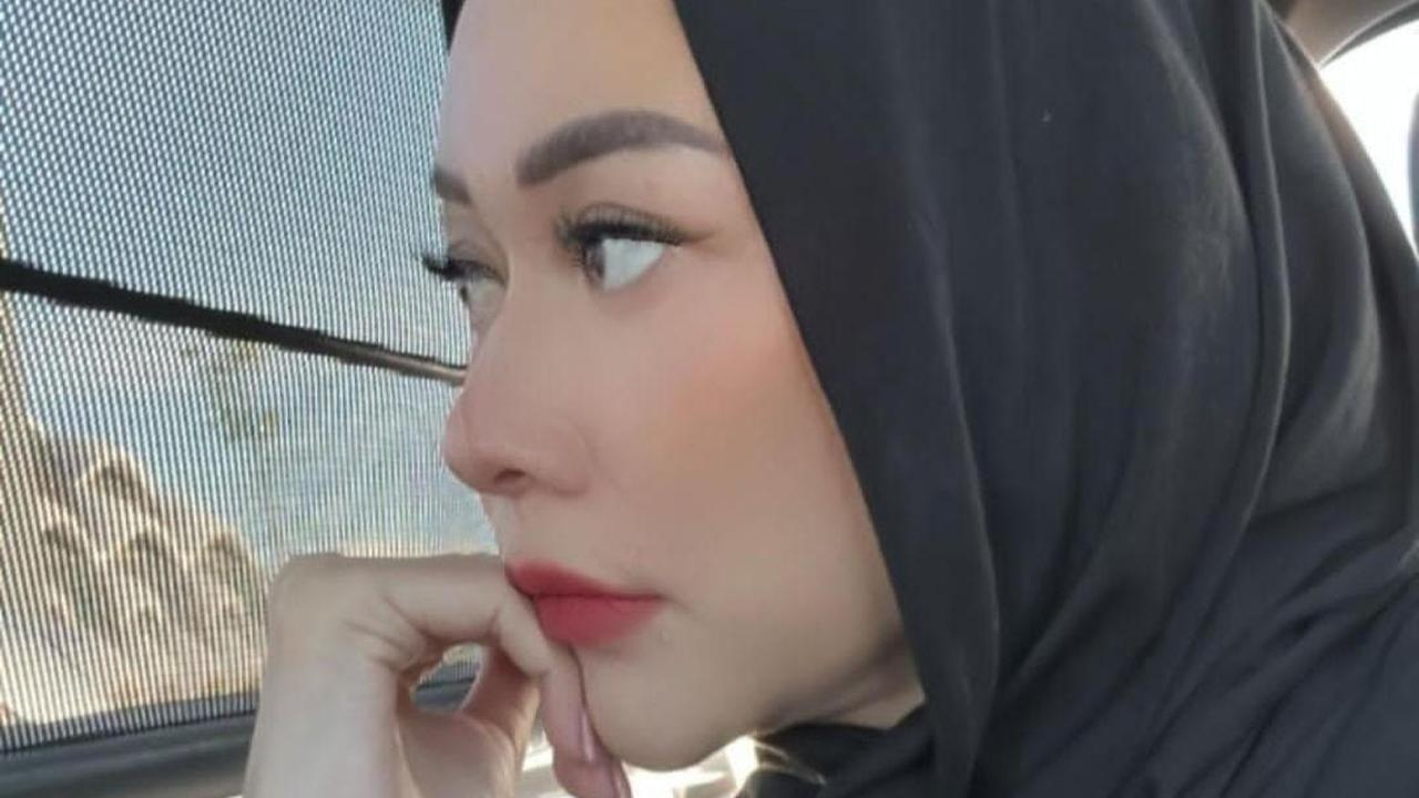 Sanny Aura Syahrani atau lebih dikenal dengan sebutan Aura Kasih tampil beda dari biasanya.