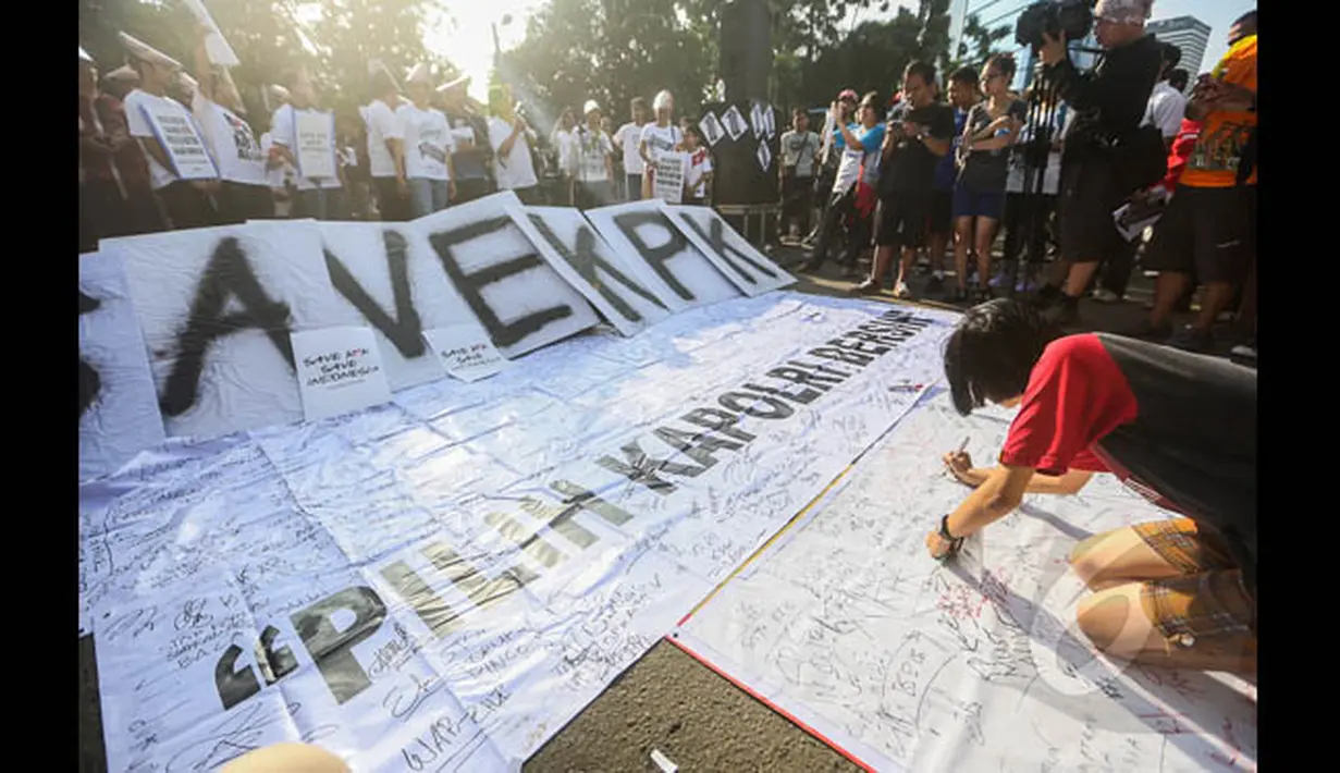Dalam aksi tersebut, massa juga mengumpulkan tanda tangan dari masyarakat yang mengikuti car free day (CFR) di kawasan Jalan Sudirman, Jakarta, Minggu (25/1/2015). (Liputan6.com/Faizal Fanani)