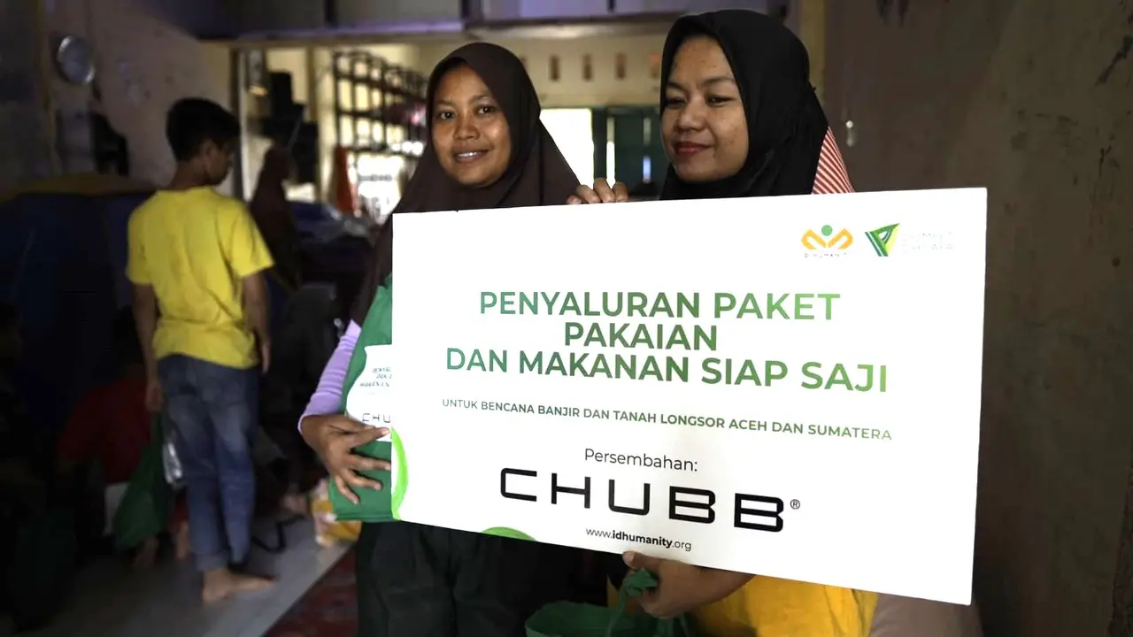 Chubb Life Indonesia menyalurkan bantuan kepada korban banjir bandang dan tanah longsor baru-baru ini di Aceh Tamiang dan Tapanuli Tengah, Sumatera. (Dok Chubb Life)