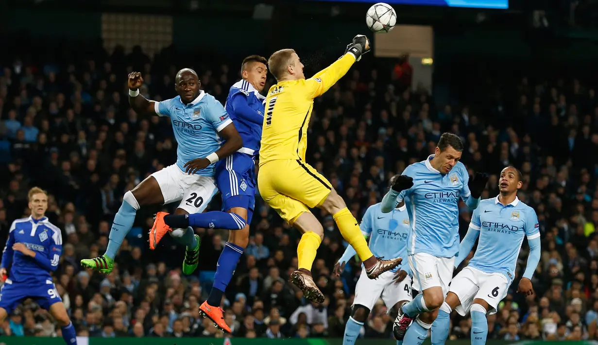Kiper City, Joe Hart berusaha menghalau bola udara dari kejaran pemain Dynamo Kiev pada leg kedua 16 besar Liga Champions di Stadion Etihad, Inggris, Rabu (16/3). City bermain imbang dengan Dynamo Kiev dengan skor 0-0. (Reuters/Phil Noble)