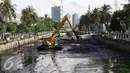 Alat berat mengeruk lumpur yang mengendap di Kali Besar, Kota Tua, Jakarta, Kamis (29/9). Pengerukan dilakukan untuk mencegah pendangkalan yang menjadi salah satu penyebab banjir di Ibu Kota. (Liputan6.com/Immanuel Antonius)