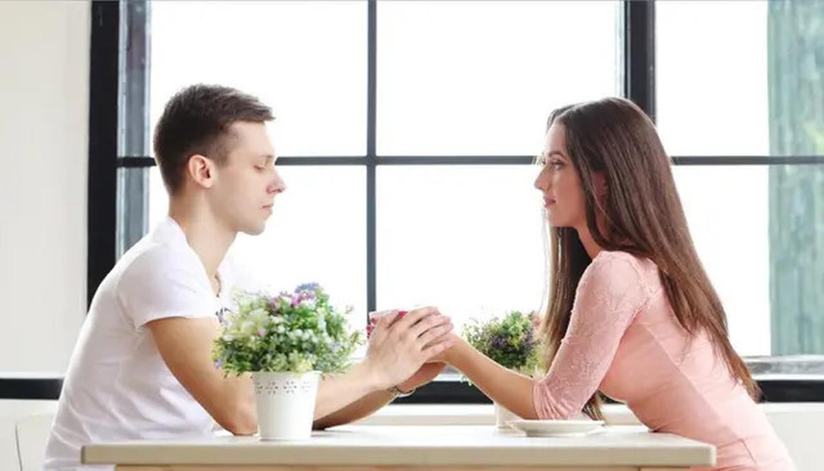 Cara Mengenali Pria yang Mencintai Kamu dengan Tulus dari Cara Berkomunikasinya
