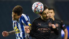 Gelandang Porto, Otavio (kiri), berduel udara dengan gelandang Manchester City, Bernardo Silva, dalam laga lanjutan Liga Champions 2020/21 Grup C di Dragao Stadium, Porto, Selasa (1/12/2020) waktu setempat. Porto bermain imbang 0-0 dengan Manchester City. (AFP/Miguel Riopa/Pool)