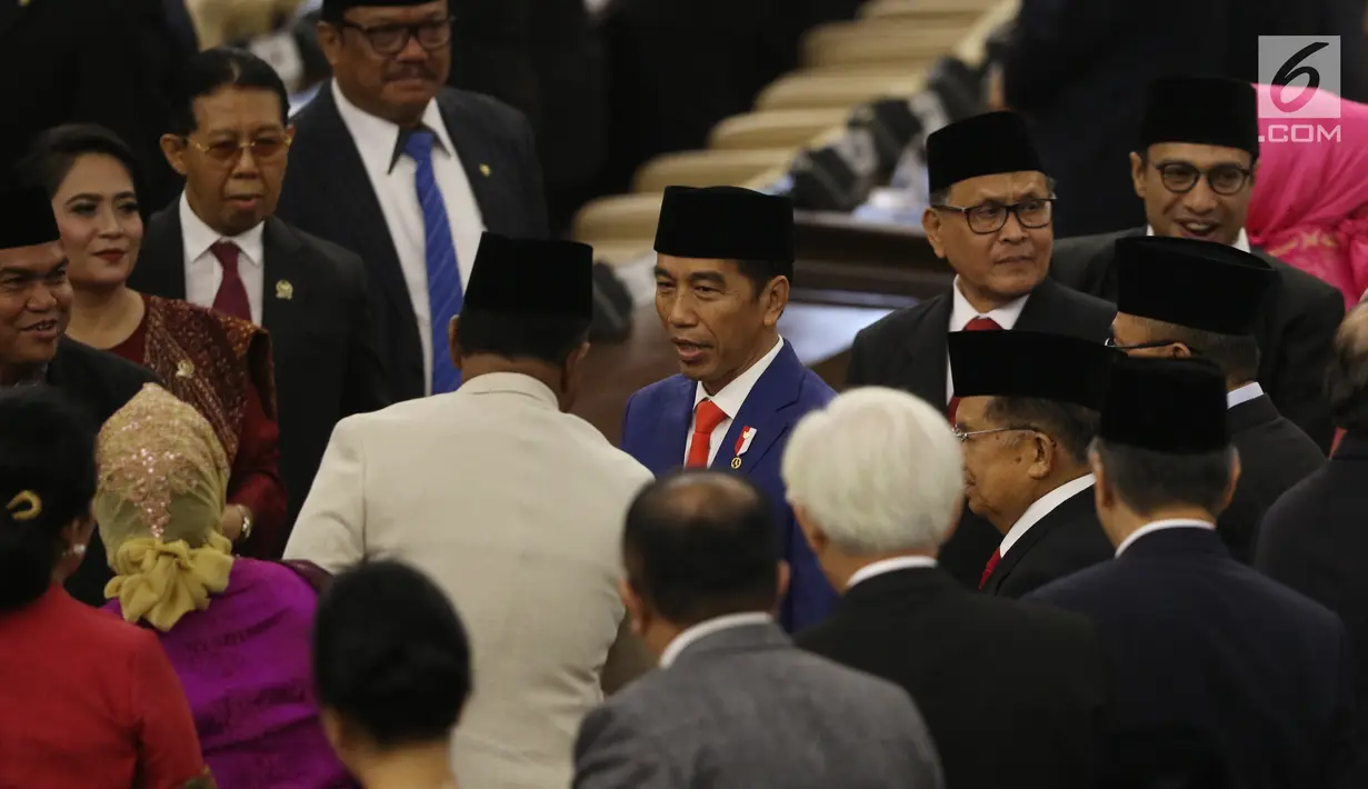 Presiden Joko Widodo atau Jokowi (tengah) menghadiri sidang Tahunan MPR Tahun 2019 di Kompleks Parlemen, Senayan, Jakarta, Jumat (16/7/2019). Sidang tersebut beragendakan penyampaian pidato kenegaraan Presiden Jokowi dalam rangka HUT Ke-74 Kemerdekaan Republik Indonesia. (Liputan6.com/Johan Tallo)