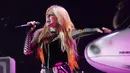 Avril Lavigne tampil bersama Machine Gun Kelly (tidak terlihat) pada hari kedua Festival Musik Lollapalooza di Grant Park, Chicago, Amerika Serikat, 29 Juli 2022. Penggemar musik dari seluruh dunia datang ke Lollapalooza 2022. (Photo by Rob Grabowski/Invision/AP)