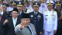 Momen Prabowo Semangat Ikut Nyanyi 'Bangun Pemudi Pemuda' yang Dibawakan Fadli Zon dan Panglima TNI. ANTARA/Fathur Rochman