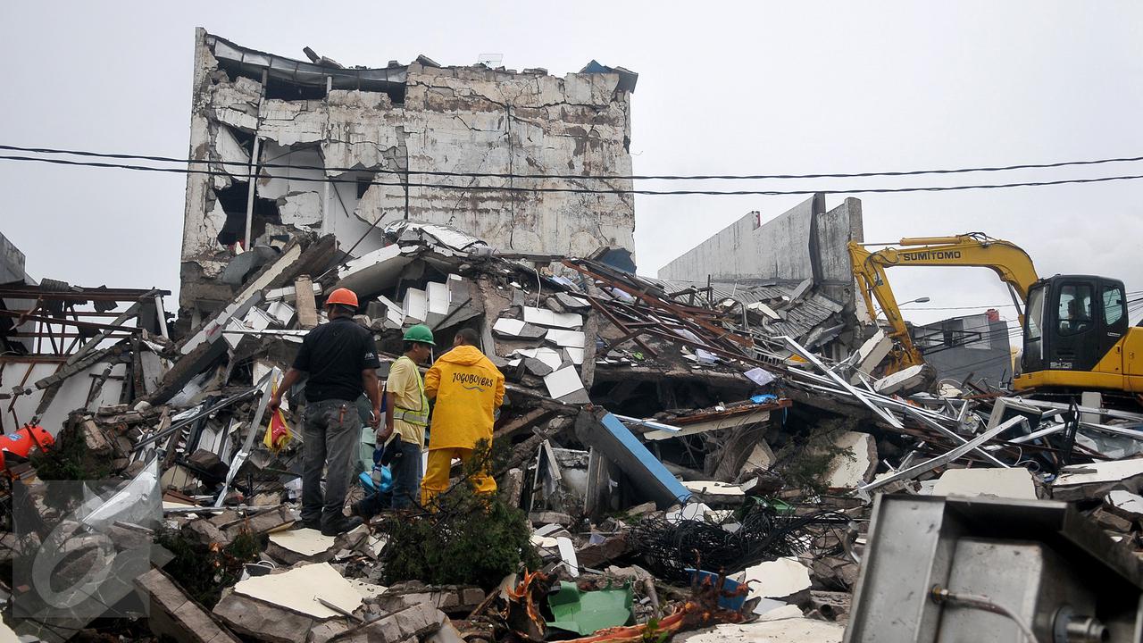 20161023 Olah TKP Ledakan PHD Terkendala Puing, Alat Berat Diturunkan