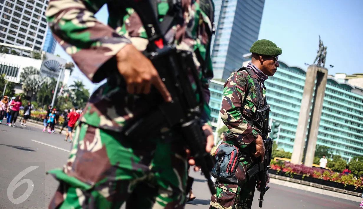 Sejumlah pasukan Pasukan TNI bersenjata lengkap berjaga dikawasan Bunderan HI, Jakarta, (31/7). Penjagaan tersebut dilakukan terkait pengamanan KTT ke-12 World Islamic Economic Forum (WIEF) di Jakarta pada 2-4 Agustus 2016. (Liputan6.com/Faizal Fanani)