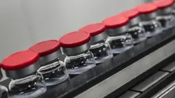 Botol vaksin Sinovac China saat di jalur produksi di laboratorium Vacsera, Kairo, Mesir, Rabu (1/9/2021). Laboratorium Vacsera di Mesir membuat vaksin Sinovac China untuk mencegah penularan virus corona. (AFP/Khaled Desouki)