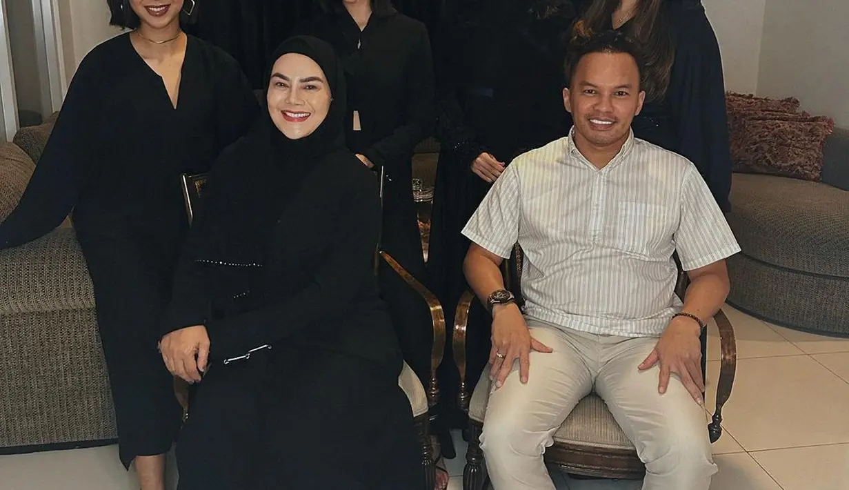 Keluarga Shafa Harris juga diketahui berkumpul saat Lebaran. Mereka memilih mengenakan baju Lebaran serba hitam. Sang ayah Haris Faisal terlihat lebih sederhana mengenakan baju koko lengan pendek bergaris dan celana panjang berwarna senada. Foto: Instagram.
