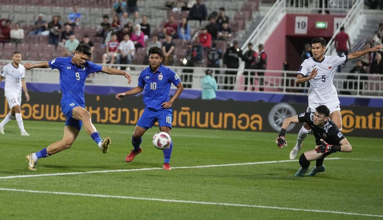 Pemain Thailand, Supachai Chaided, mencetak gol ke gawang Kirgizstan pada laga Piala Asia di Abdullah bin Khalifa Stadium, Doha, Selasa (16/1/2024). Dua gol kemenangan Thailand dicetak oleh Supachai Chaided. (AP Photo/Thanassis Stavrakis)