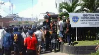 Ratusan penumpang Kapal Motor (KM) Tilongkabila berunjuk rasa di kantor syahbandar Pelabuhan Indonesia Cabang Makassar karena dilarang berlayar. (Liputan6.com/Eka Hakim)