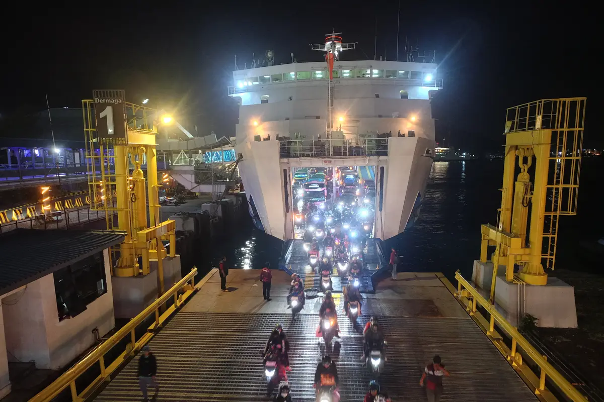 Kondisi arus balik di Pelabuhan Merak Banten. (Liputan6.com/Yandhi Deslatama)