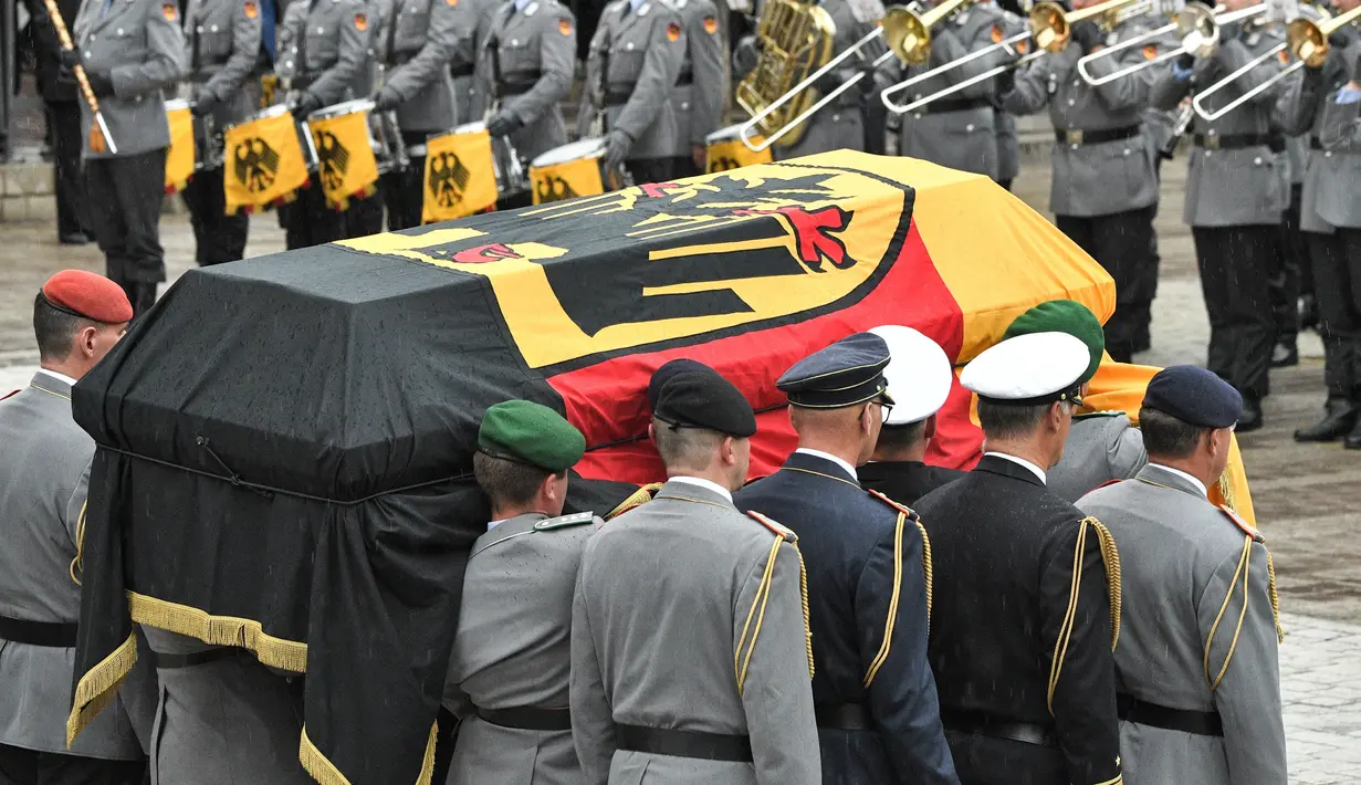 Tentara membawa peti jenazah mantan Kanselir Jerman Helmut Kohl saat upacara resmi militer usai requiem di katedral Speyer, Jerman (1/7). Helmut Kohl adalah kanselir Jerman terlama abad ke-20. (Boris Roessler / dpa via AP)