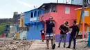 Wisatawan berswafoto saat mengunjungi lokasi syuting video klip Despacito di La Perla, San Juan, Puerto Rico, 22 Juli 2017. Lokasi syuting dalam video Despacito yang eksotis membuat orang penasaran untuk berkunjung ke sana. (Ricardo ARDUENGO/AFP)