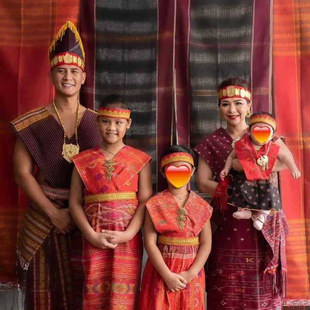 Potret Choky Sitohang dan Keluarga Pakai Kain Ulos. (Sumber: Instagram/@mangulosi)