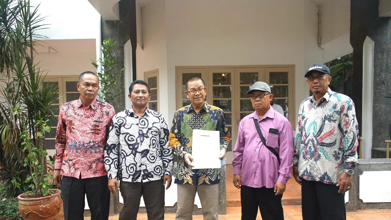 Sejumlah petani dan pekerja tembakau menyurati tiga pasangan calon Presiden (capres) dan calon Wakil Presiden (cawapres). Mereka menyuarakan permintaan strategi perlindungan masa depan ekossistem pertembakauan lima tahun ke depan.