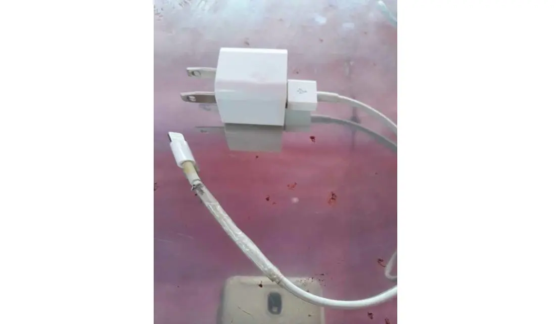 Kabel iPhone rusak yang diduga telah membuat seorang remaja 14 tahun tersengat listrik hingga meninggal dunia (Sumber: Ubergizmo)