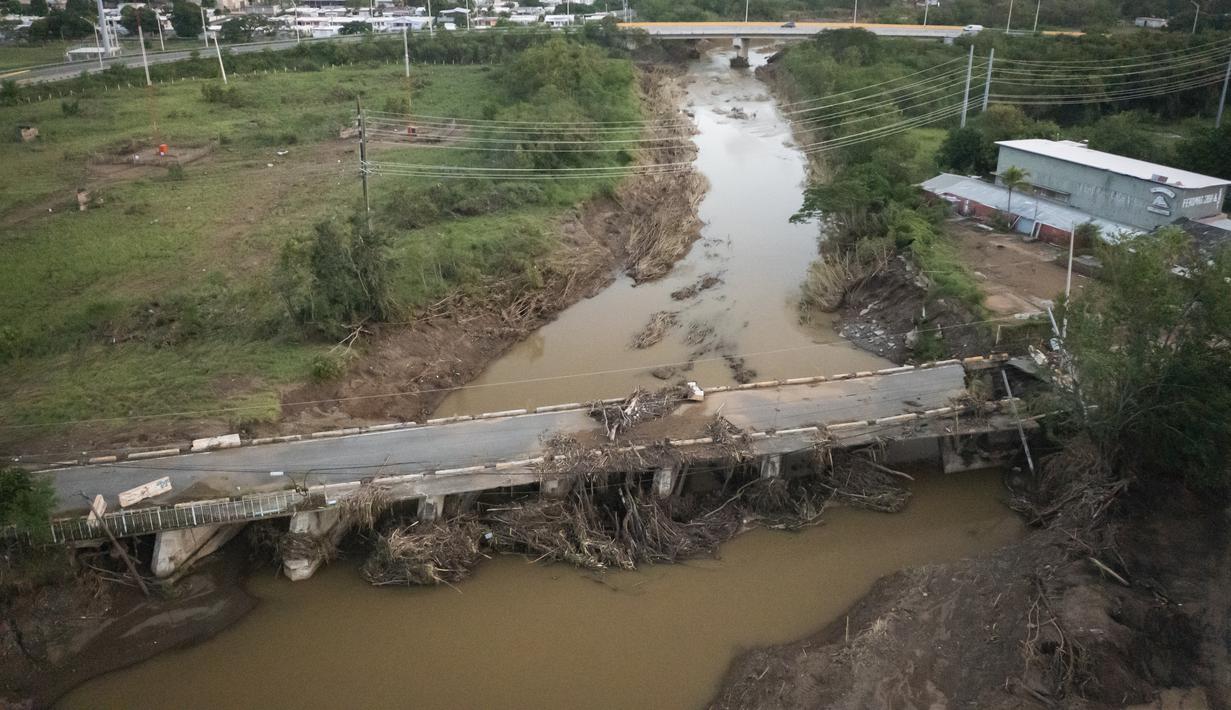 Pemandangan jembatan yang rusak setelah Badai Fiona menghantam Villa Esperanza di Salinas, Puerto Rico, Rabu, 21 September 2022. Tidak ada kematian yang dilaporkan dalam bencana tersebut. (AP Photo/Alejandro Granadillo)