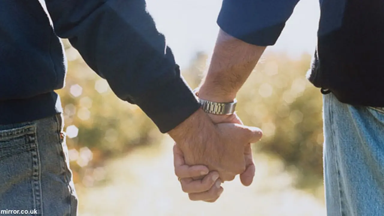 pura-pura-gay-130828b.jpg