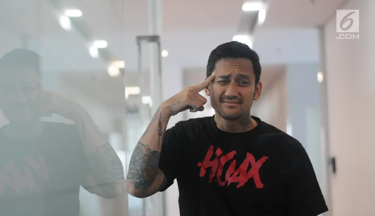Aktor Tora Sudiro berpose saat sesi foto di kantor Liputan6.com di SCTV Tower, Jakarta, Selasa (1/30). Dalam film garapan sutradara Ifa Ifansyah itu, Tora berperan sebagai Raga, yakni pria yang sering berganti kekasih. (Liputan6.com/Fatkhur Rozaq)