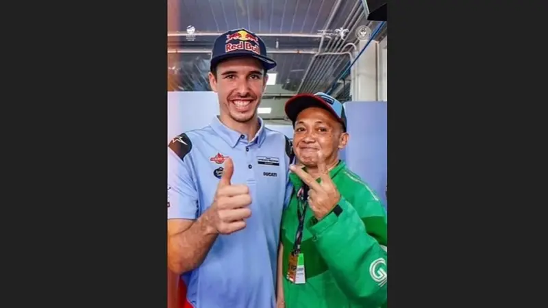 Nano berfoto bersama Alex Marquez di Mandalika. (Istimewa)