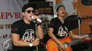 Grup band Repvblik membawakan lagu saat peluncuran album kedua di kawasan Tugu Tani, Jakarta, Rabu (7/9). Album kedua Repvblik bertajuk 'Aku Tetap Cinta' dengan memuat 13 lagu.(Liputan6.com/Herman Zakharia)