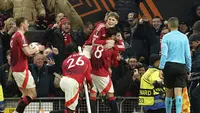 Pemain Manchester United (MU) merayakan gol yang dicetak Bruno Fernandes ke gawang Real Sociedad dalam laga leg kedua 16 besar Liga Europa di Old Trafford, Jumat (14/3/2025) dini hari WIB. MU menang 4-1 dalam pertandingan ini dan lolos ke perempat final Liga Europa dengan kemenangann agregat 5-2. (AP Photo/Dave Thompson)