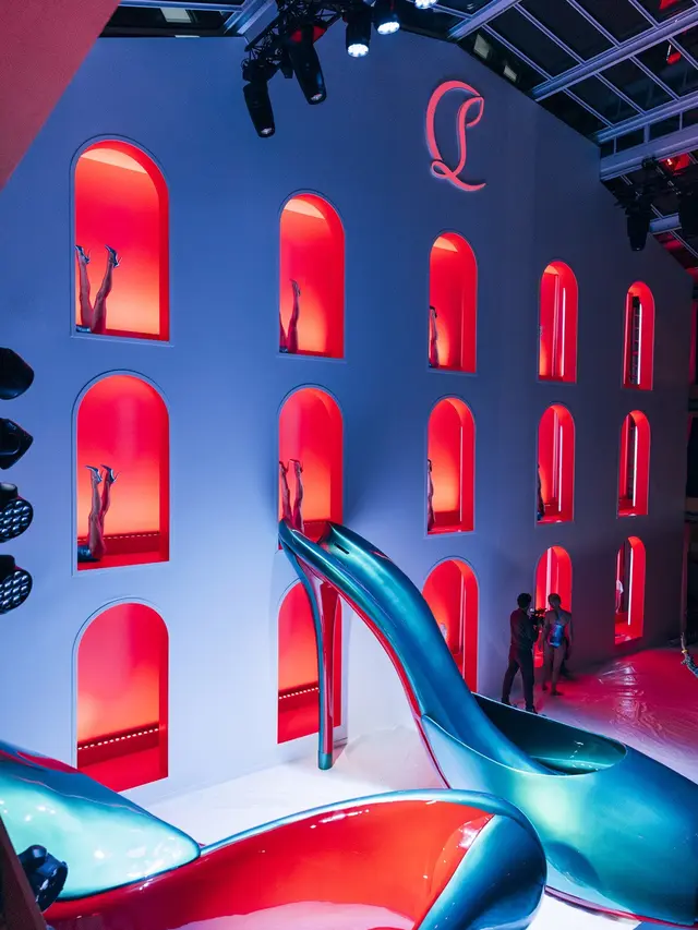 Christian Louboutin Gandeng Atlet Renang Artistik Olimpiade Prancis untuk Tampilkan Koleksi SS25 di Paris Fashion Week